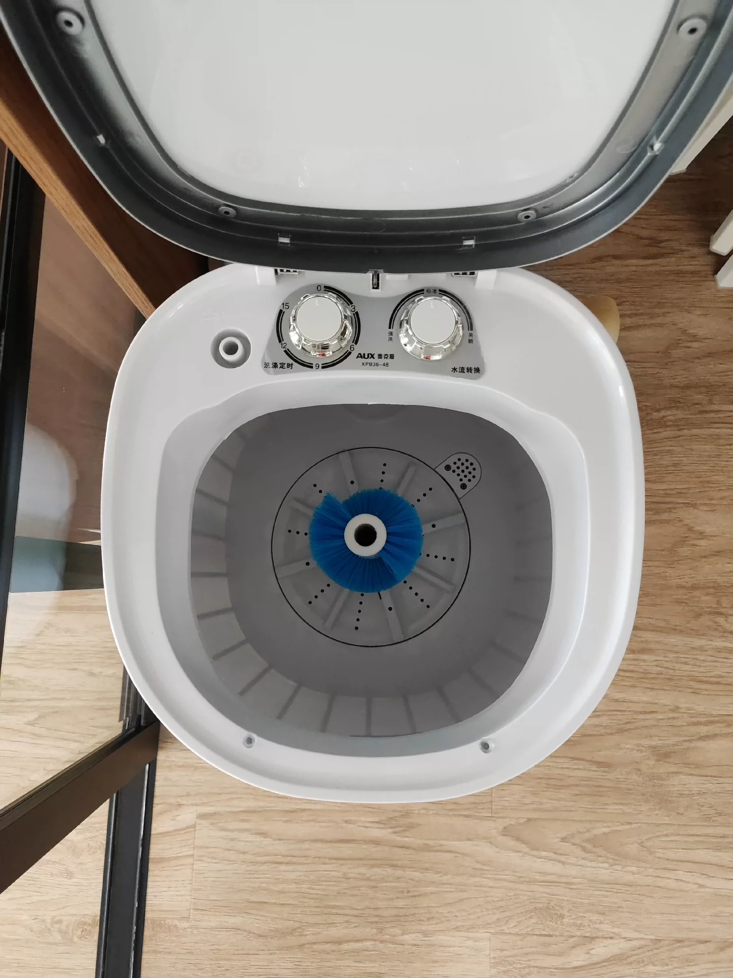 AUX奥克斯，洗衣机&洗鞋机一体小型家庭洗衣机，自带蓝光消毒杀菌除臭功能。 简介： 1、绝对个人闲置，正品9.5层新（几乎全新），没洗过鞋，只洗过衣服，使用频率